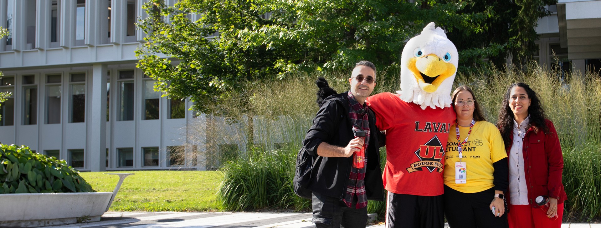 trois étudiants et la mascotte Victor