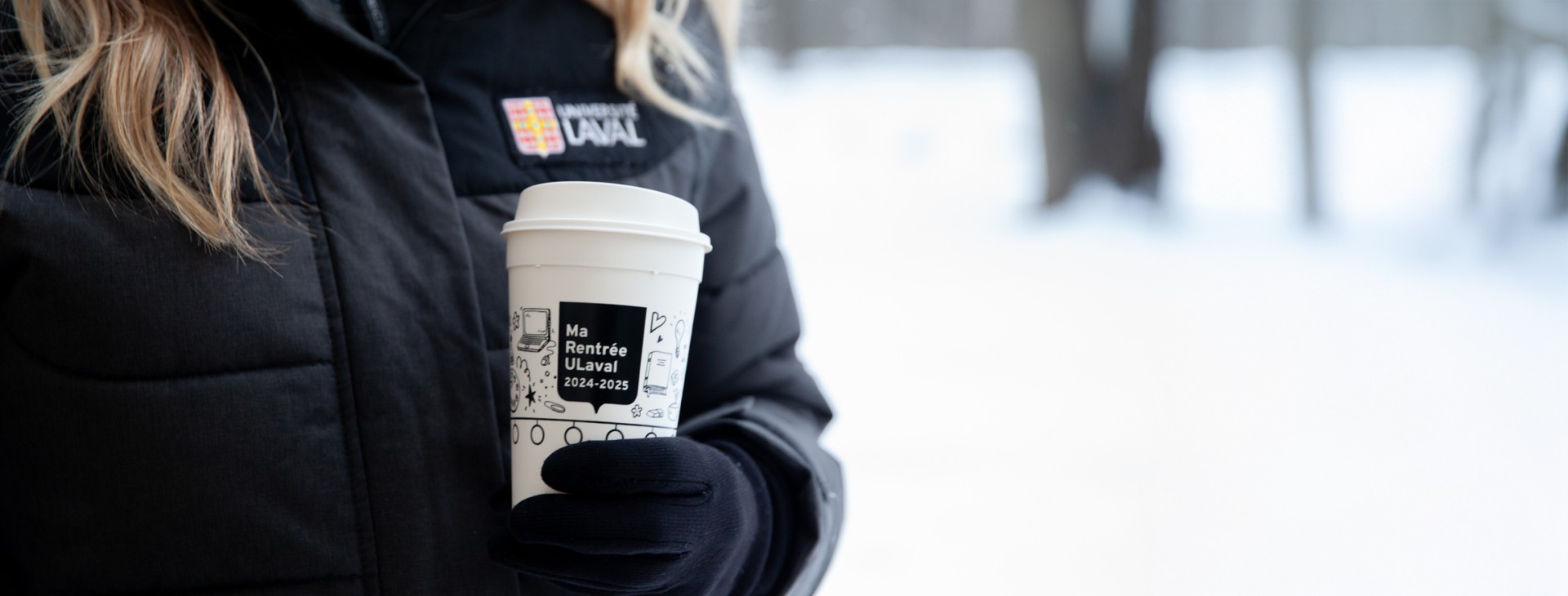 Décor hivernal fille avec tasse Rentrée ULaval