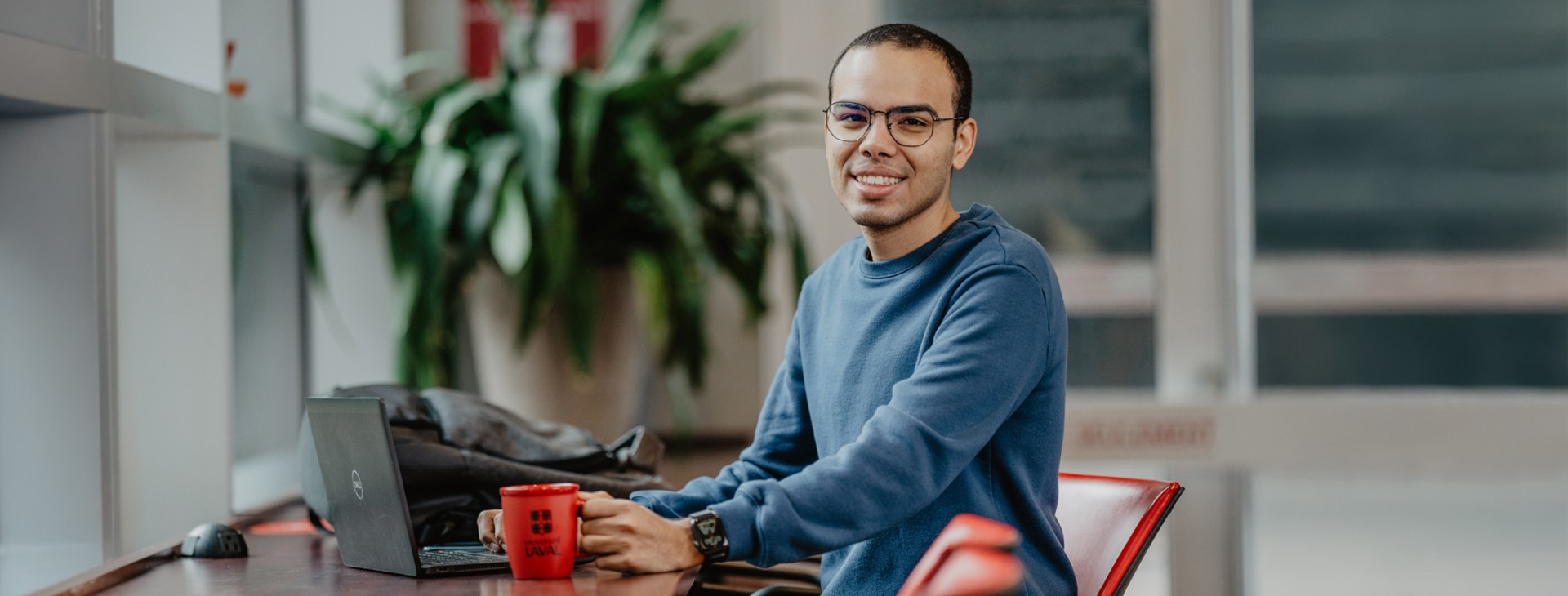 Étudiant devant un ordinateur