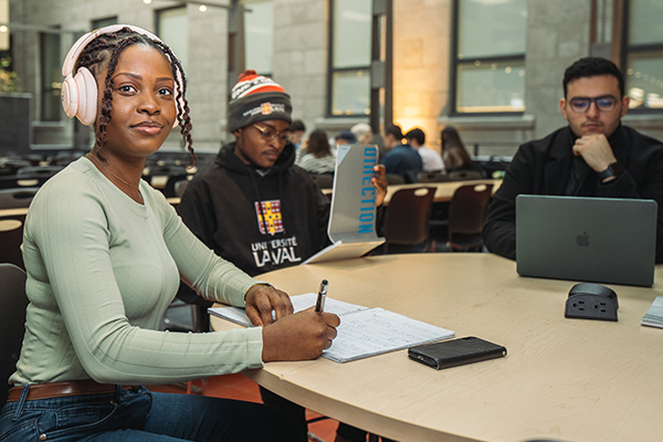 Étudiants assis à une table