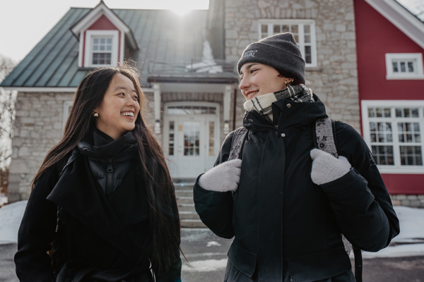 Deux étudiantes sur le campus