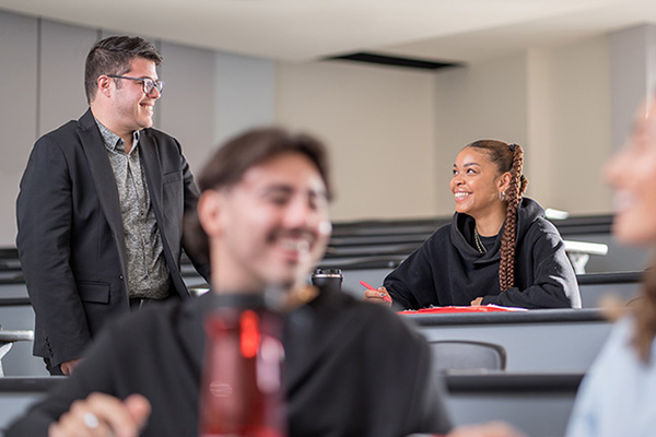 groupe de personnes dans une classe discutant