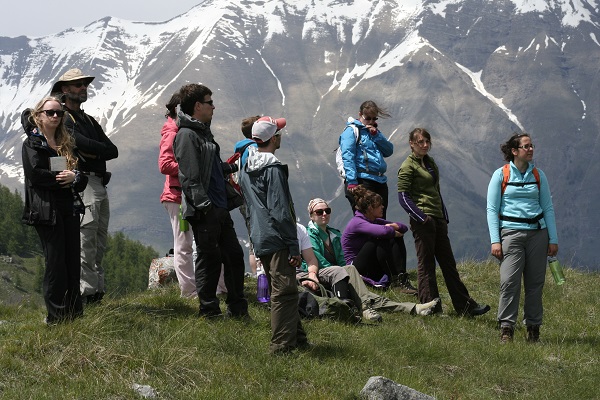 groupe d'étudiants dans les montagnes