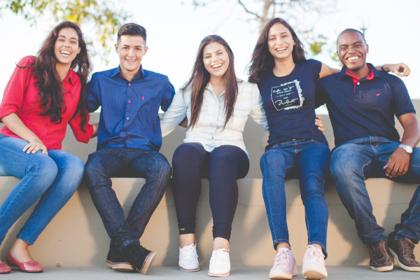 groupe d'étudiants et d'étudiante