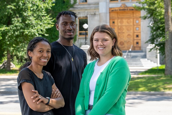 deux étudiantes et un étudiant