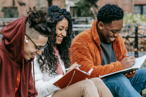 deux étudiants et une étudiante