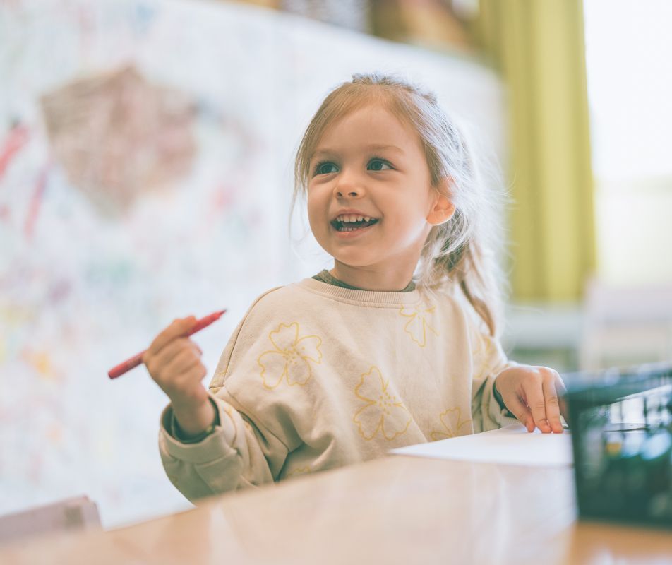 élève du primaire quie fait du bricolage