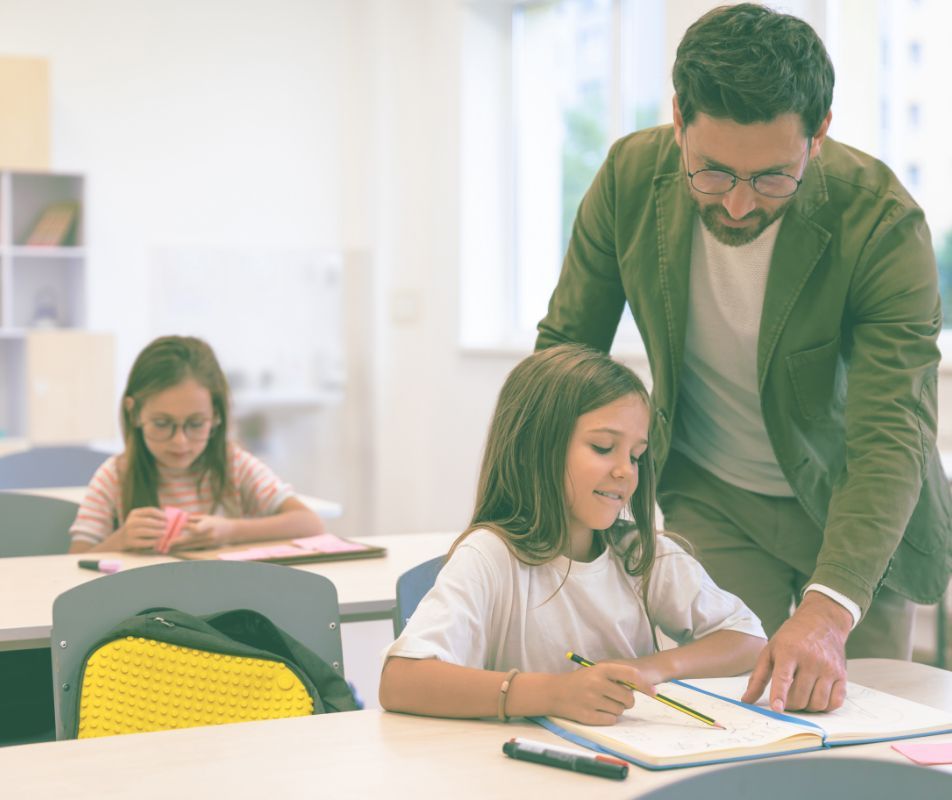 un enseignant et une élève en classe