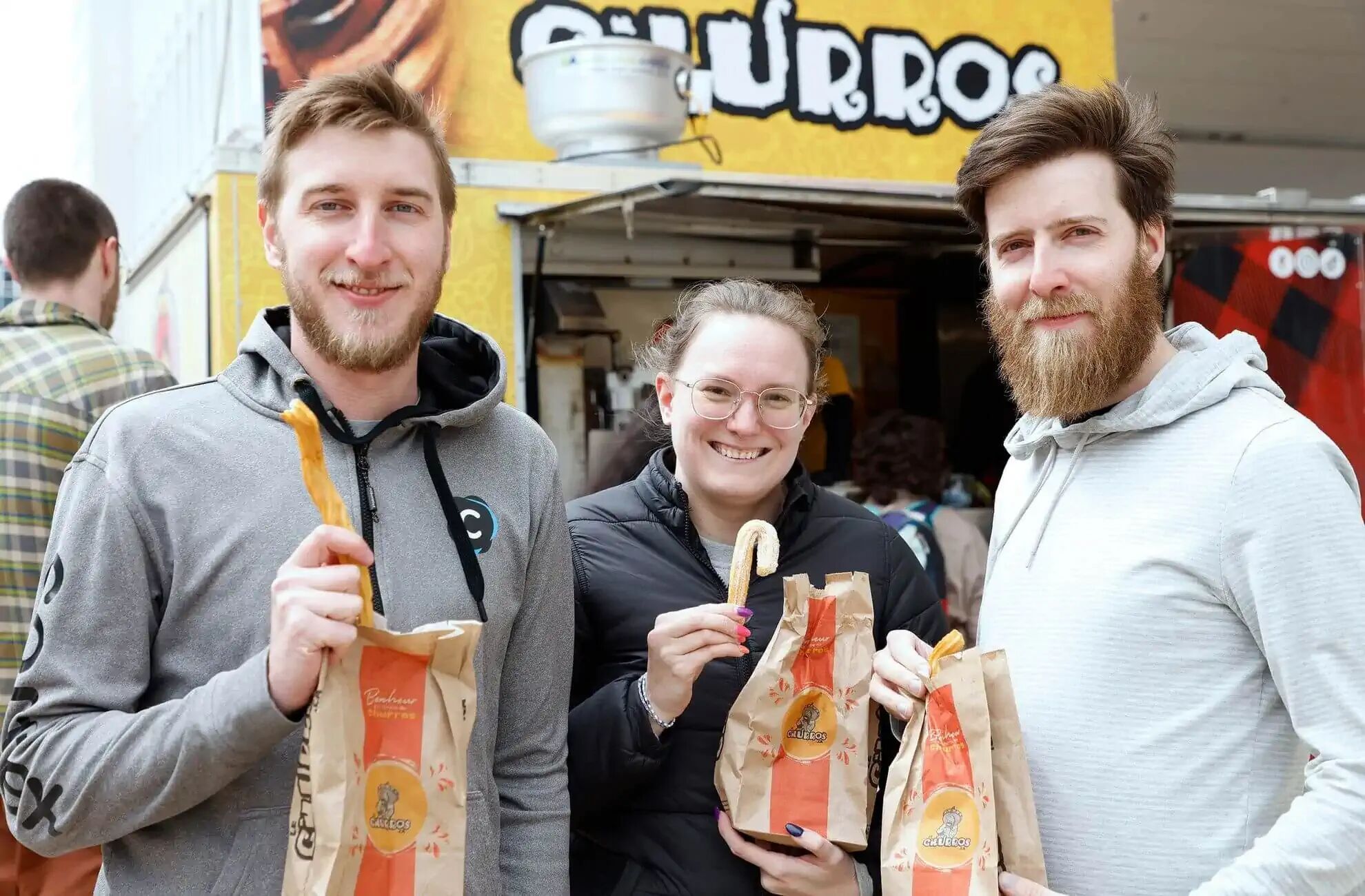 personnes qui dégustent des churros